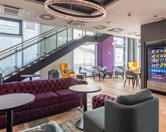 Premier Inn Stuttgart City Centre - Stuttgart - Lounge