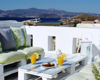 Camara Hotel - אגיוס פרוקופיוס - מרפסת