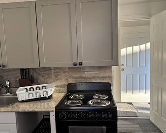 1 bedroom close to Tacony Bridge, EZ access to NJ and the city - Philadelphia - Kitchen