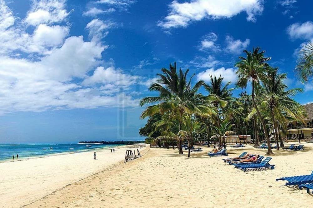 Pine Court Hotel - Malindi - Strand