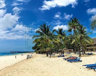Pine Court Hotel - Malindi - Strand