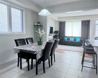 Home in Niagara Region - Welland - Dining room