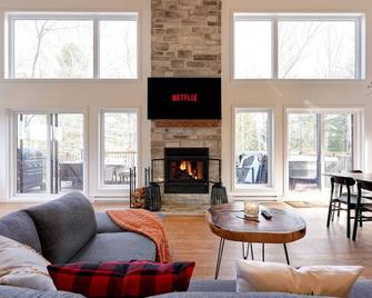 The Shore's Chalet | Spa | Fireplace | Terraces - Saint-Jean-de-Matha - Living room