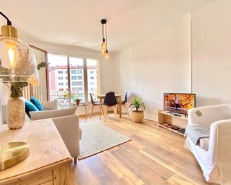 Renovated T3 Apt with Balcony & Parking in Annecy Center - Annecy - Sala de estar