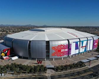 Heated Pool, Hot Tub, Golf, Private Putting Green, Backyard Retreat! - Tolleson - Building