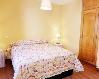 Hostal Puerta Bonita Vista Alegre - Madrid - Habitación
