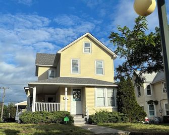 3BR Shore Home + 1BR Apt, walking distance to the Beach - Avon by the Sea - Edificio