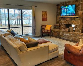 Russellville Lake House- waterfront with private dock - Russellville - Living room