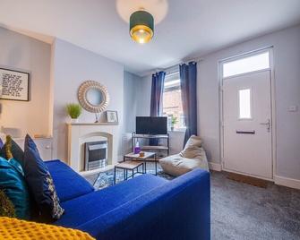 Liquorice Lodge- 2 bed & parking - Castleford - Living room