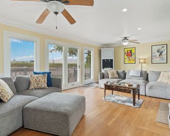 Welcome To Evelyn's Cottage! The Most Conveniently Located Stay In Lonon - London - Obývací pokoj