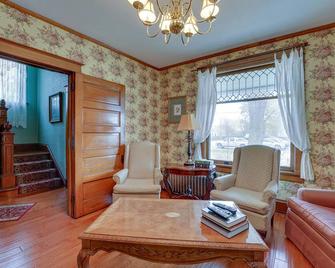 Dtwn Victorian Home - 1 Mi to Lake Michigan Beach! - Manistee - Living room