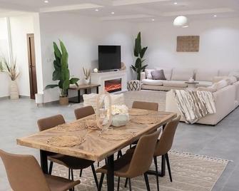 Ain Al Damany 4-bedroom Desert Villa with BBQ Loung & Safari Attraction - Murqquab - Dining room