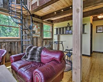 Red Sweetheart Barn Studio with Mtn and River Views! - Putney - Sala de estar