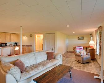 Maine Retreat with Ocean Views, Walk to Downtown! - Lubec - Living room