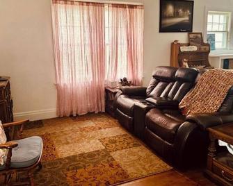2-bedroom corporate apartment in delightful Ottumwa with AC, WiFi - Ottumwa - Obývací pokoj