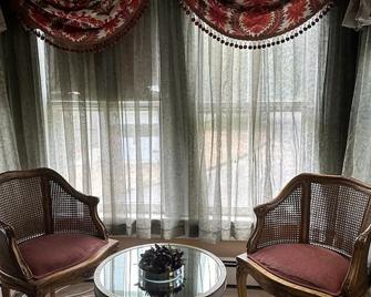 3 Bedroom Historic Home near Stony Brook Village, University, Hospital & Beach - 石溪 - 客廳