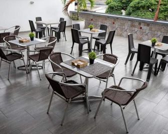 باسيك هوتل تشيبيشيب باي هوتلا ٕم إي - كالي - مطعم