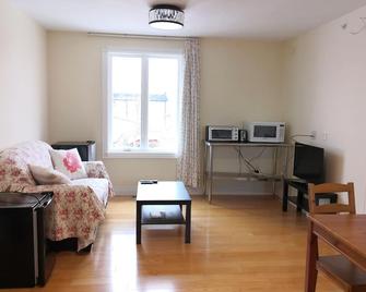 Dairy Homestay - Toronto - Living room