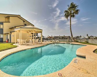 Bright and Breezy Condo, 2 Mi to Whitecap Beach! - Corpus Christi - Pool