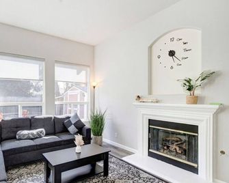Cozy Single Story Retreat Near Sac Downtown - Sacramento - Vardagsrum