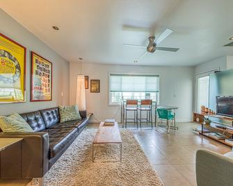 Updated Modern Condo W/ Shared Pool & Mountain Views - Near Downtown - Palm Springs - Living room