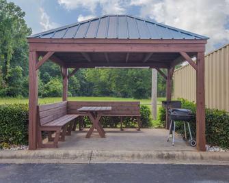 Days Inn & Suites by Wyndham Pine Bluff - Pine Bluff - Patio