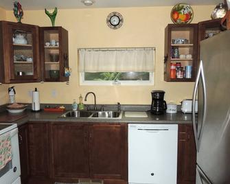 Modern Two Bedroom House Six Blocks from Main Street Sheridan King & Queen Beds - Sheridan - Kitchen