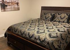Downtown Elmhurst! Where else would you want to be!! - Elmhurst - Bedroom