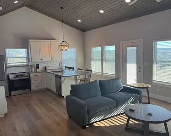 Brand new, 1-bedroom barndominium in Burnet's Hill Country next to winery - Burnet