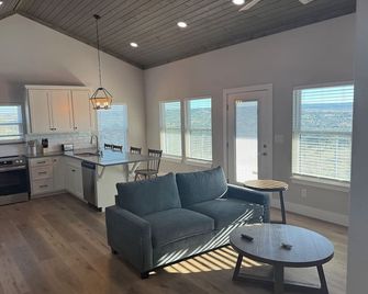 Brand new, 1-bedroom barndominium in Burnet's Hill Country next to winery - Burnet