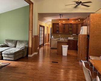 Escape to the Adirondack is a full house with parking and backyard. - Keeseville - Cocina