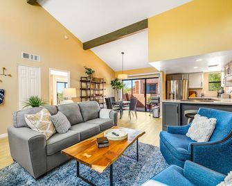 Quiet condo near Sabino Canyon with pool, hot tub, tennis & amazing views - Tucson - Pokój dzienny
