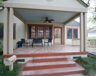 Shady Oaks 4 bedroom Compound! 25 min walk to Tiger Stadium! - Baton Rouge - Innenhof