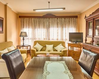 \'Montilla Turismo Vacacional Ttluga\' Family-Friendly Apartment with Balcony & Wi-Fi - Montilla - Wohnzimmer