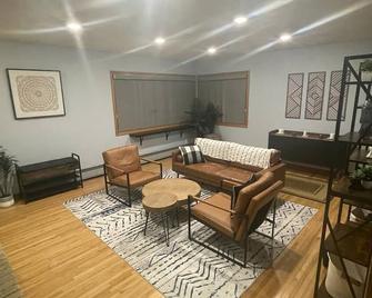 Moorehead Greenhouse - Moorhead - Living room