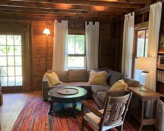 Traditional Maine Cottage - Brooklin - Salon