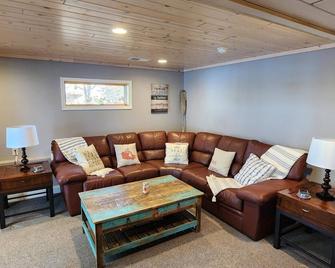 Paul Lake Sunsets | Bike Path | Perham | Snowmobile Trails | Ice Fishing - Perham - Living room