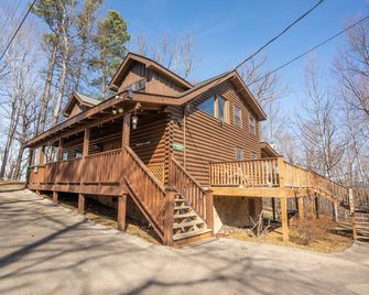 Comfort Cabin Bearway To Heaven w Private Hot Tub - Pigeon Forge - Building