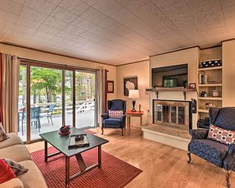 Quiet Retreat on Lake with Kayaks, Boats and Bikes! - Wautoma - Living room