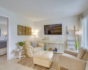 Vero Beach Vacation Rental about 3 Mi to the Ocean! - Vero Beach - Living room