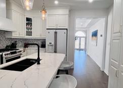 Luxury Oakville Home, Hot Tub, Fireplace, New Home - Oakville - Küche