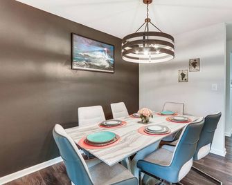 2 Mi to Hollywood Casino Charles Town Townhome! - Charles Town - Essbereich
