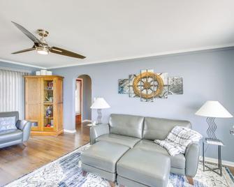 Waterfront Algoma Vacation Rental on Lake Michigan - Algoma - Living room
