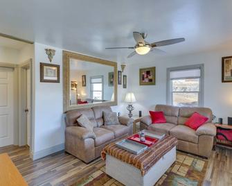 Eureka Getaway with Hot Tub and Mountain Views! - Eureka - Living room