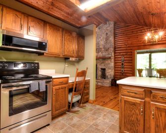Rippling Waters Lodge 3 Bedroom Cabin by RedAwning - Whittier - Kitchen
