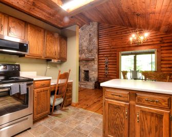 Experience Glamping Bliss in this Fully-Equipped Cabin in North Carolina - Whittier - Cocina