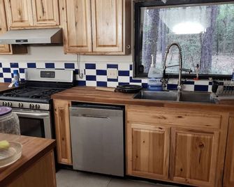 Big Beautiful Cabin amongst Towering Pines - Navasota - Kitchen