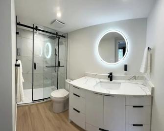Peachview Deluxe Suites 301 - Peachland - Bathroom