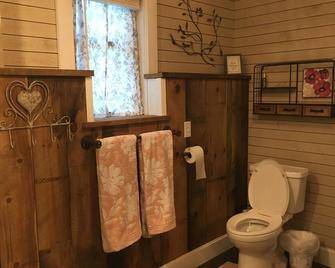 Stonehaven Cottages - \'The Birchview Suite Duplex - Lower Level\' - Rice Lake - Badkamer
