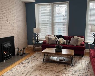 Charming 3-bedroom apartment with AC in lively St. Louis - St. Louis - Wohnzimmer